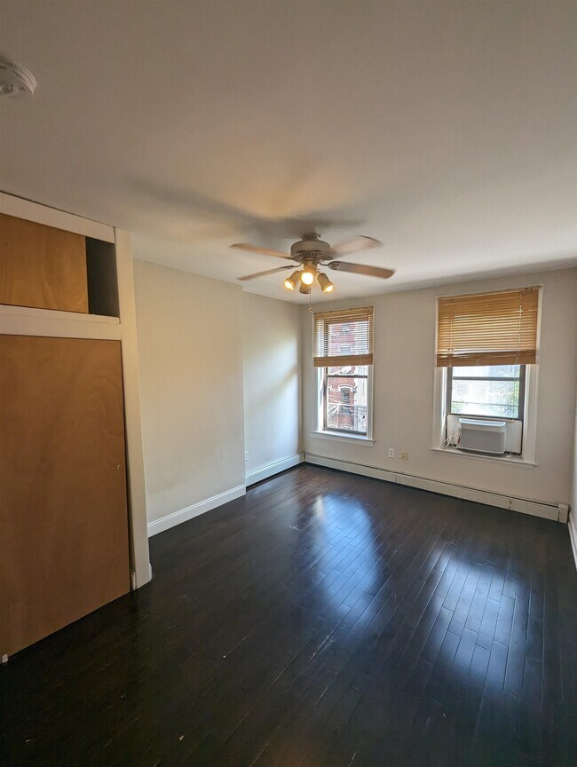 Building Photo - 208 7th St