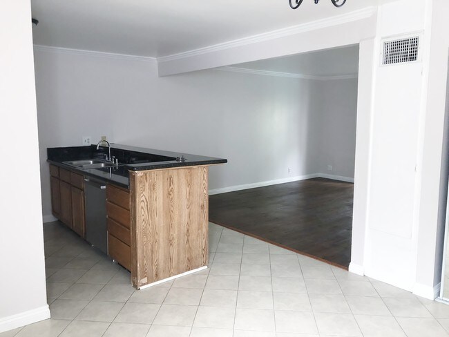 Building Photo - 18620 Hatteras St