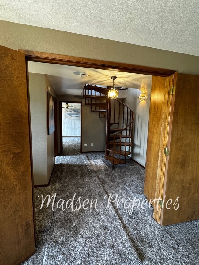 Building Photo - 6367 Woodman Dr