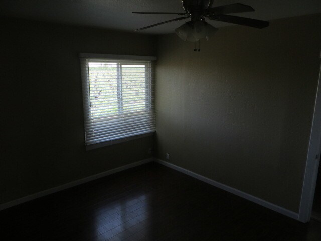 Building Photo - Country Home, 4BR+ Den/2BA, Blt 1960’s - L...