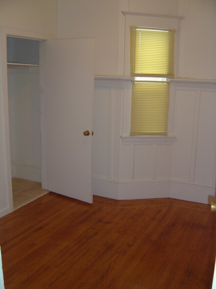 BR 1 - 1096 Aileen St
