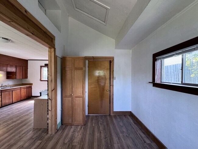 Building Photo - 310 1/2 East 31st Avenue