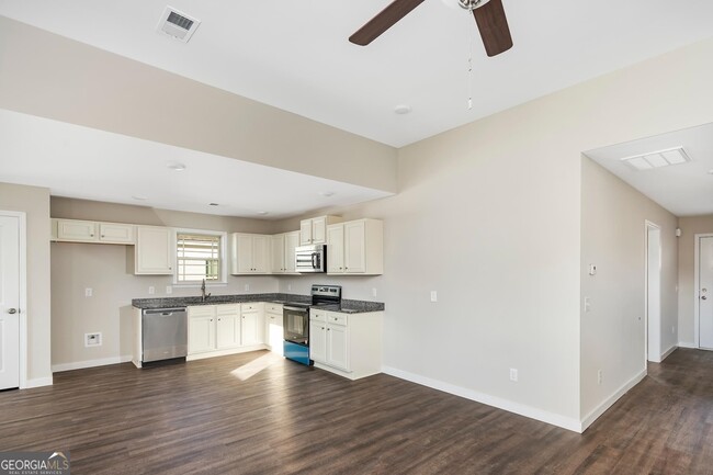 Building Photo - 135 Hughes Dr