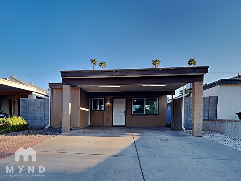 Primary Photo - 548 E Royal Palms Dr