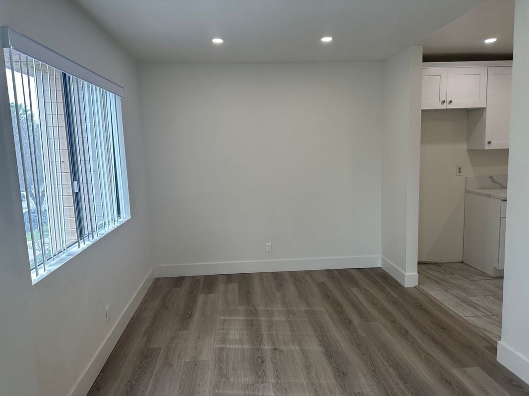 Building Photo - 219 E Maple St