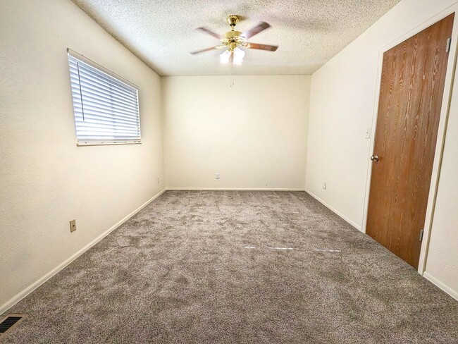 Building Photo - Two Bedroom/1.5 Bath Townhouse