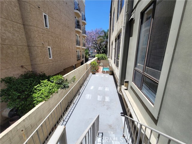 Building Photo - 450 N Oakhurst Dr