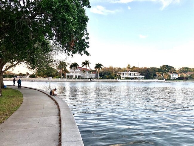 Building Photo - 1801 Beach Dr NE