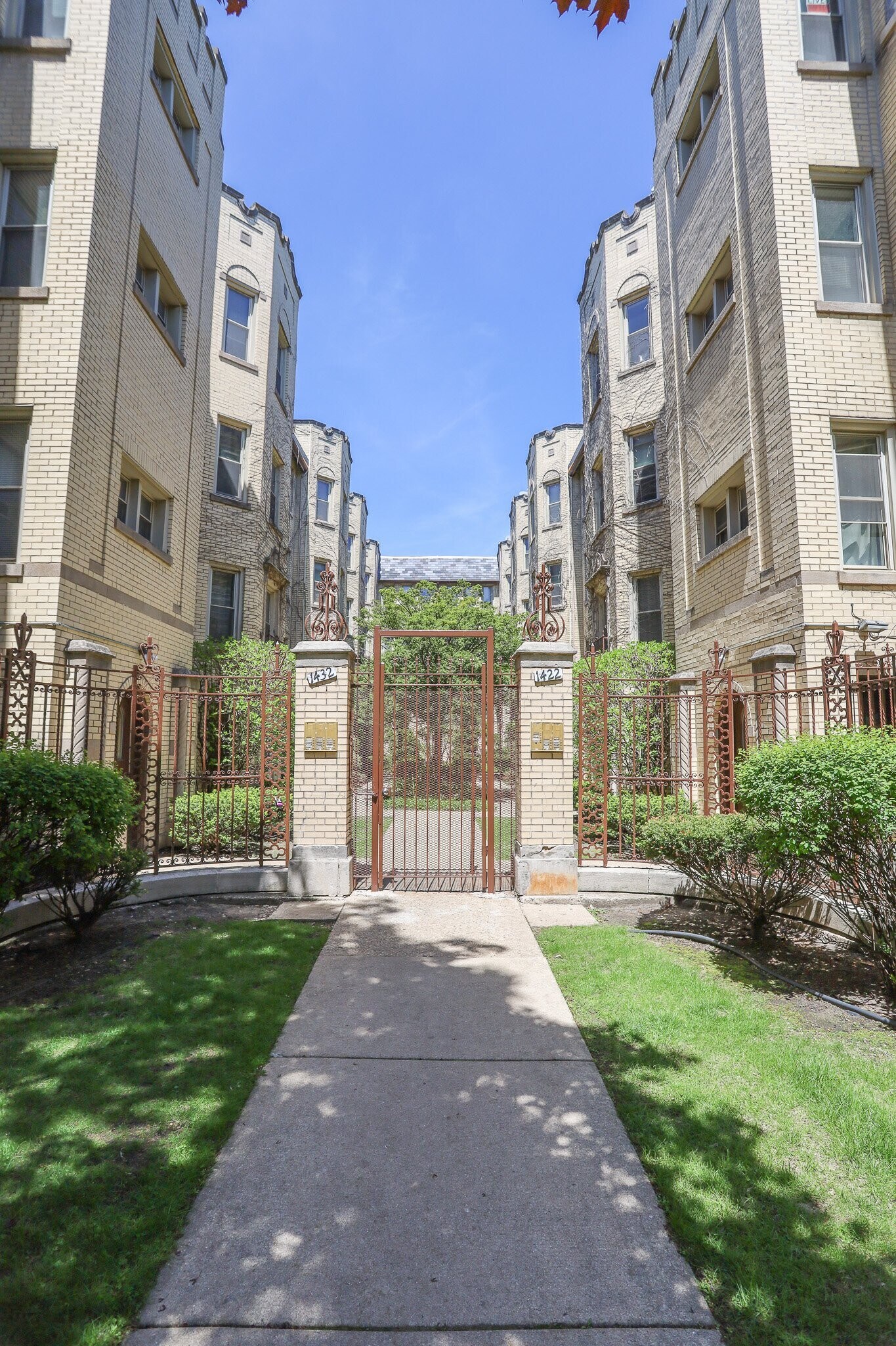 Building Photo - 1430 W Farwell Ave