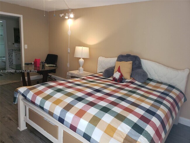 Building Photo - 3101 N Country Club Dr