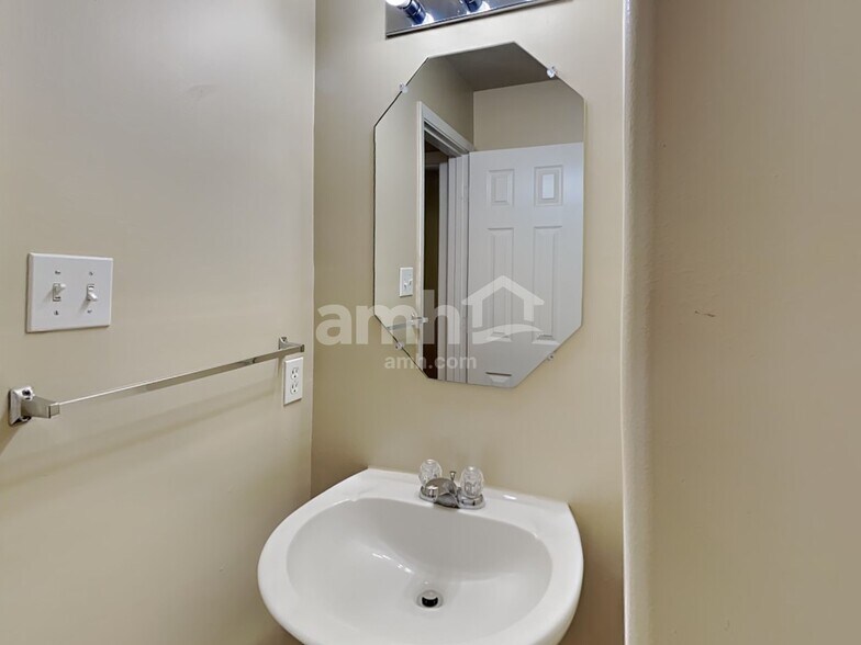 Building Photo - 15834 Little Miss Creek Dr
