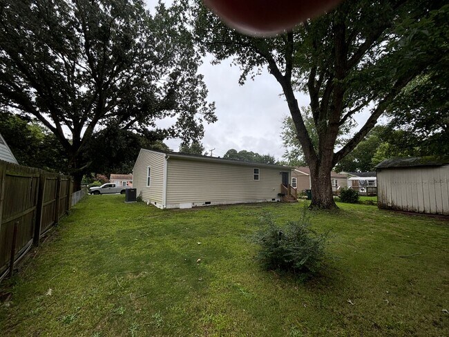 Building Photo - Beautiful, Renovated 3 Bedroom Rancher in ...