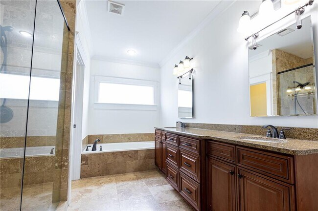 Building Photo - 2288 Oakview Rd NE