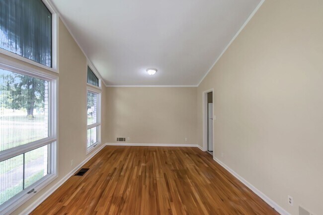 Building Photo - Beautiful 3 Bed 2 Bath Ranch home with a H...