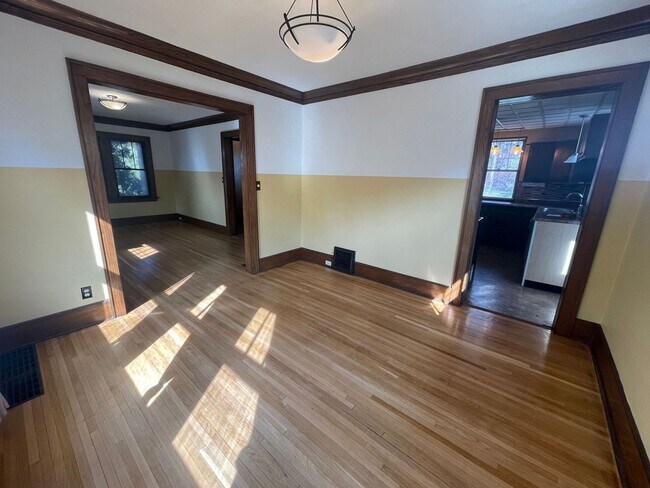 Building Photo - Beautiful 4 Bedroom Home - Free August Rent!!