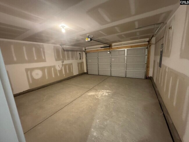 Building Photo - 3042 Hallsdale Dr