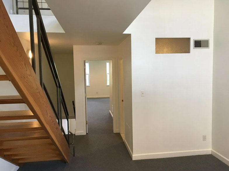 Building Photo - 702 N 2nd St