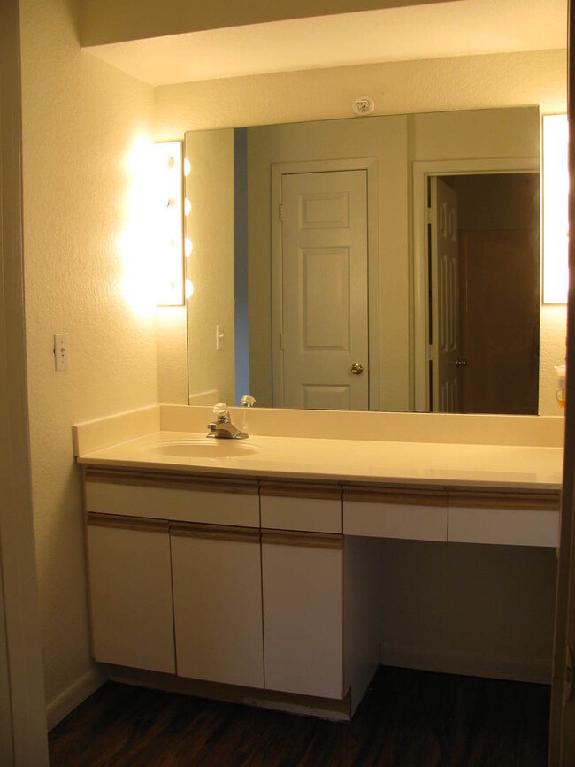 Building Photo - Condominium in The Oaks of Holiday Hills R...