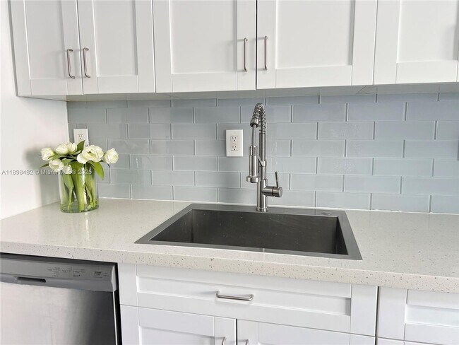 Building Photo - 2827 SW 24th St