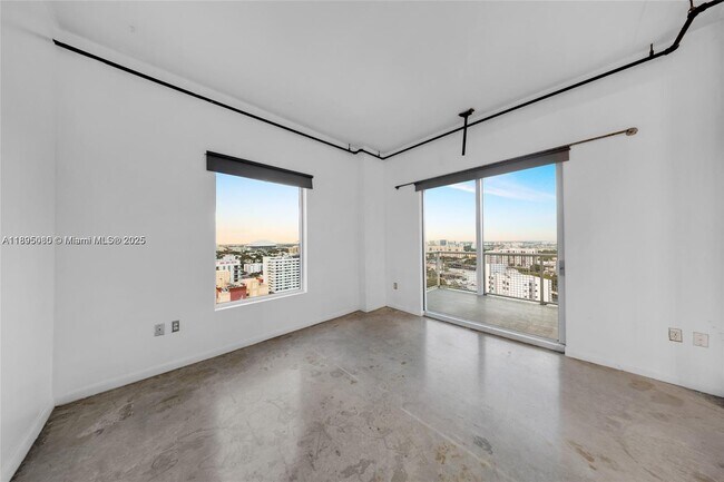 Building Photo - 10 SW South River Dr