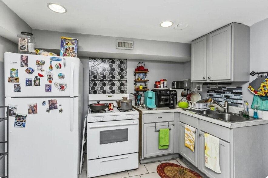Building Photo - 3508 W Diversey Ave
