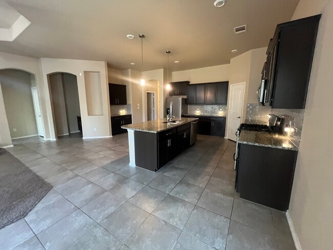 Building Photo - 2025 Lake Vista Dr