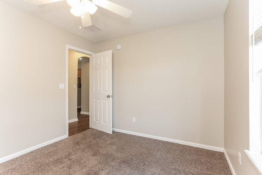 Building Photo - 1841 Creekview Dr