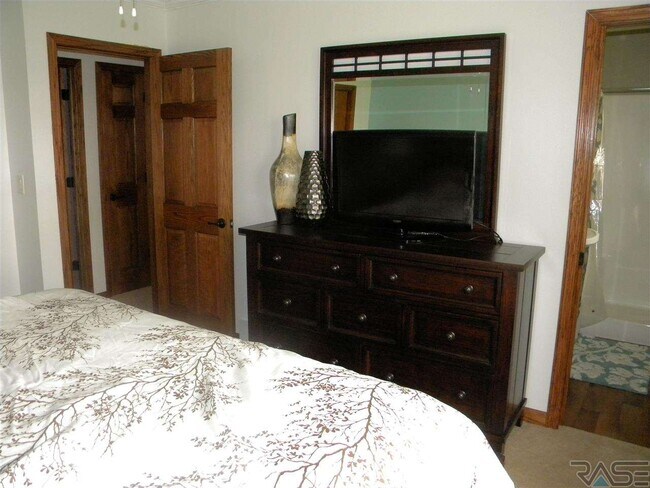 Building Photo - 4400 S Marion Rd