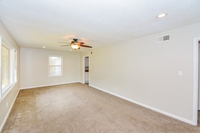 Building Photo - 3 Bedroom in Clarksville!