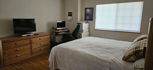 Building Photo - Large furnished mountain home walking distance to the river --- Available October 1