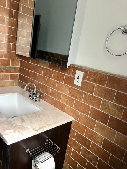 Building Photo - 1206 E Main St