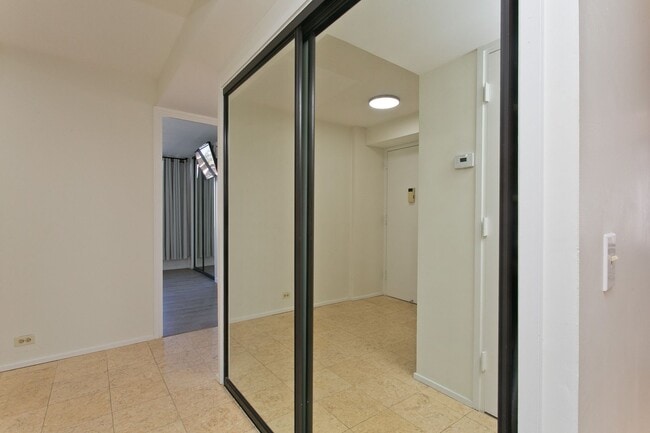 Building Photo - Available NOW ! 2/2/2 in town! Beautiful a...