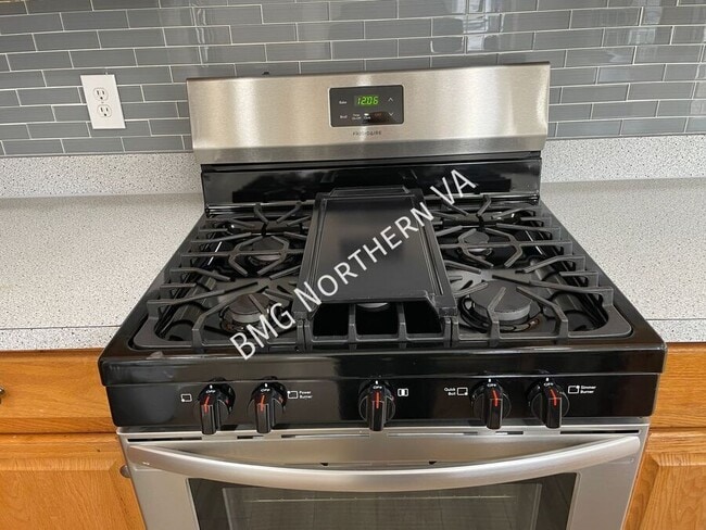 Building Photo - 22525 Maison Carree Square