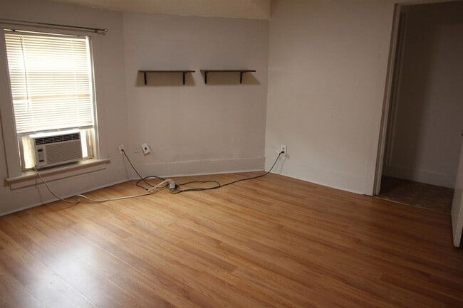 Building Photo - 11 Elm St
