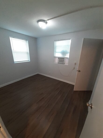 Building Photo - 610 W 18th St