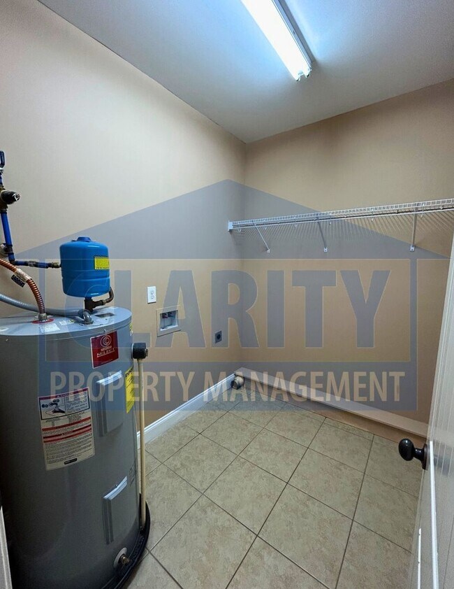 Building Photo - Single-level two bedroom townhome!