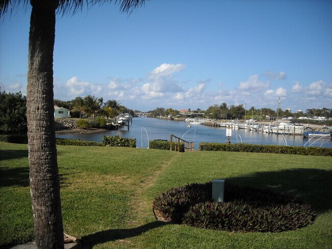 Building Photo - 725 Hummingbird Way