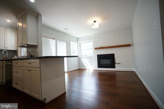 Building Photo - 322 Sugarland Run Dr