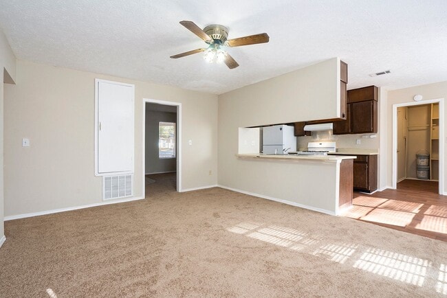 Building Photo - 3 Bedroom 2 Bath Home