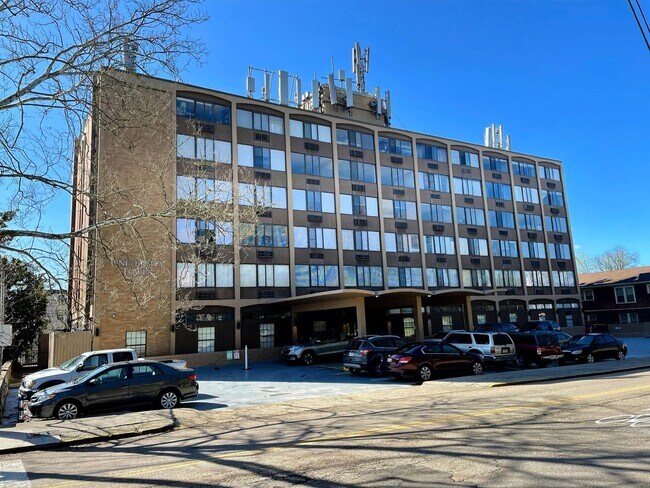 Building Photo - RARE Two Bedroom, Two Bath apartment w/ IN UNIT w/d only 2 blocks off Cumberland Avenue Strip at ...