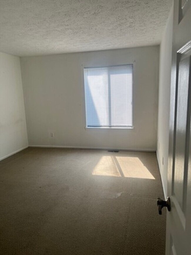 Building Photo - One Bedroom Condo For Rent