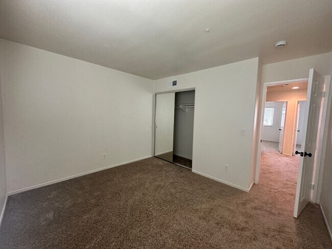 Building Photo - A stunning 4-bedroom haven, fully renovate...
