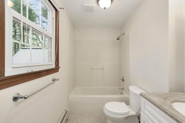 Building Photo - 25% off 1st months rent! Well maintained, 3 Bedroom single family home in lovely Westford neighbo...