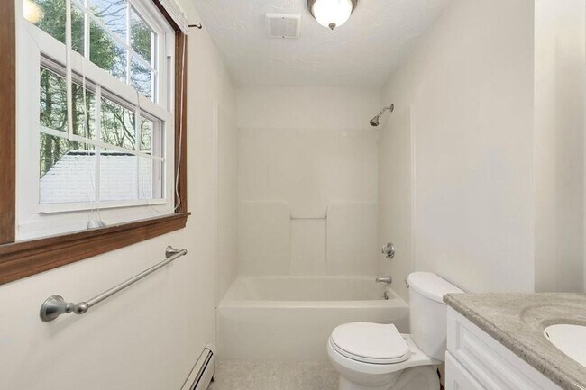 Building Photo - Well maintained, 3 Bedroom single family h...