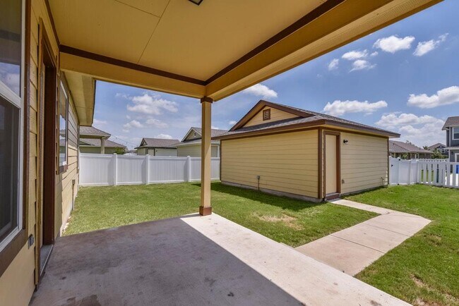 Building Photo - 18401 Friendship Hill Dr