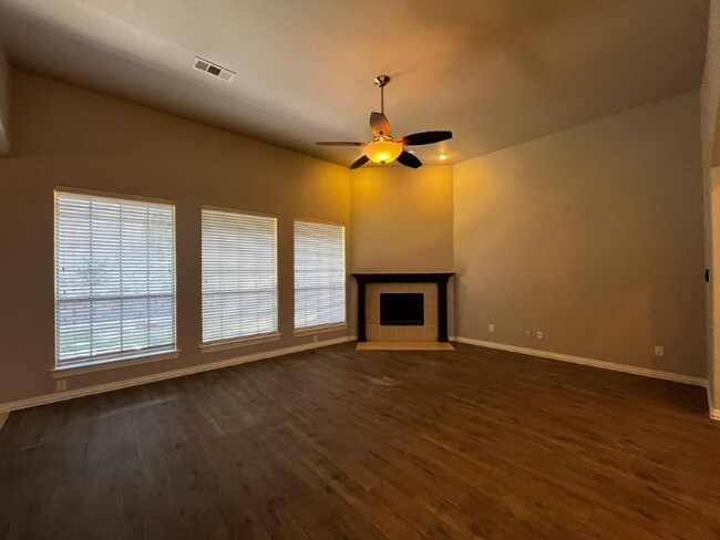 Building Photo - 1011 Drake Dr