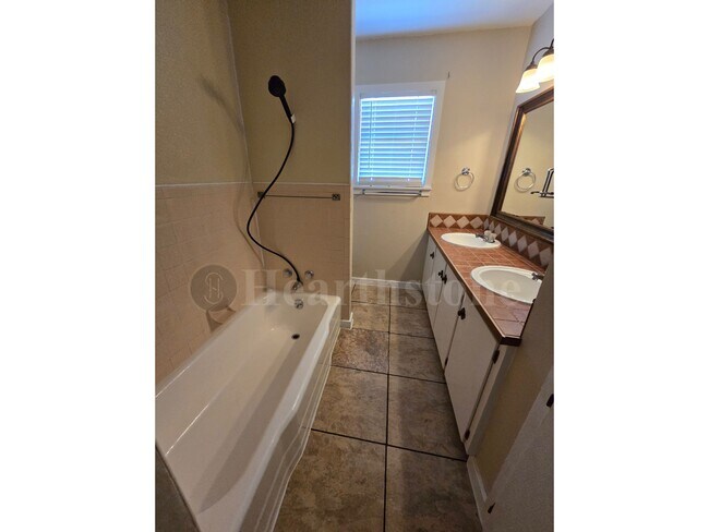 Building Photo - 717 Sandia Dr