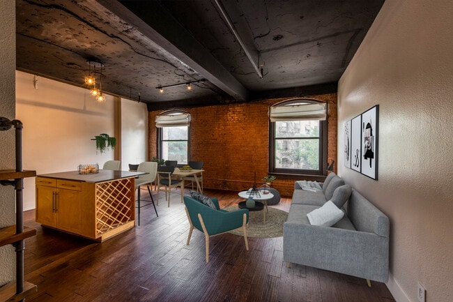 Building Photo - 910 Houston St