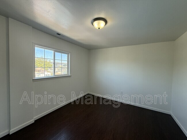 Building Photo - 806 52nd Ave