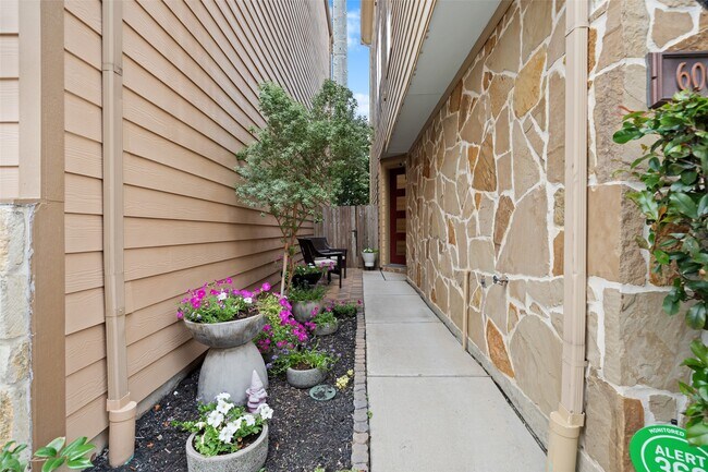 Building Photo - 6005 Kansas St